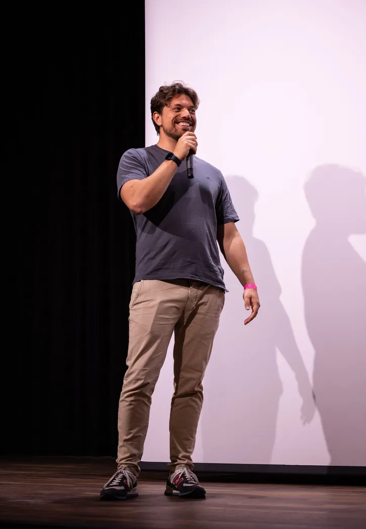 Oriol Ulaszewski hablando en un escenario con un micrófono